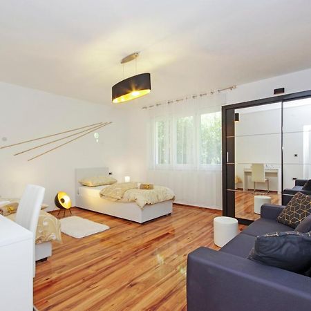 Split Symphony Veranda: Modern, New Apartment Экстерьер фото