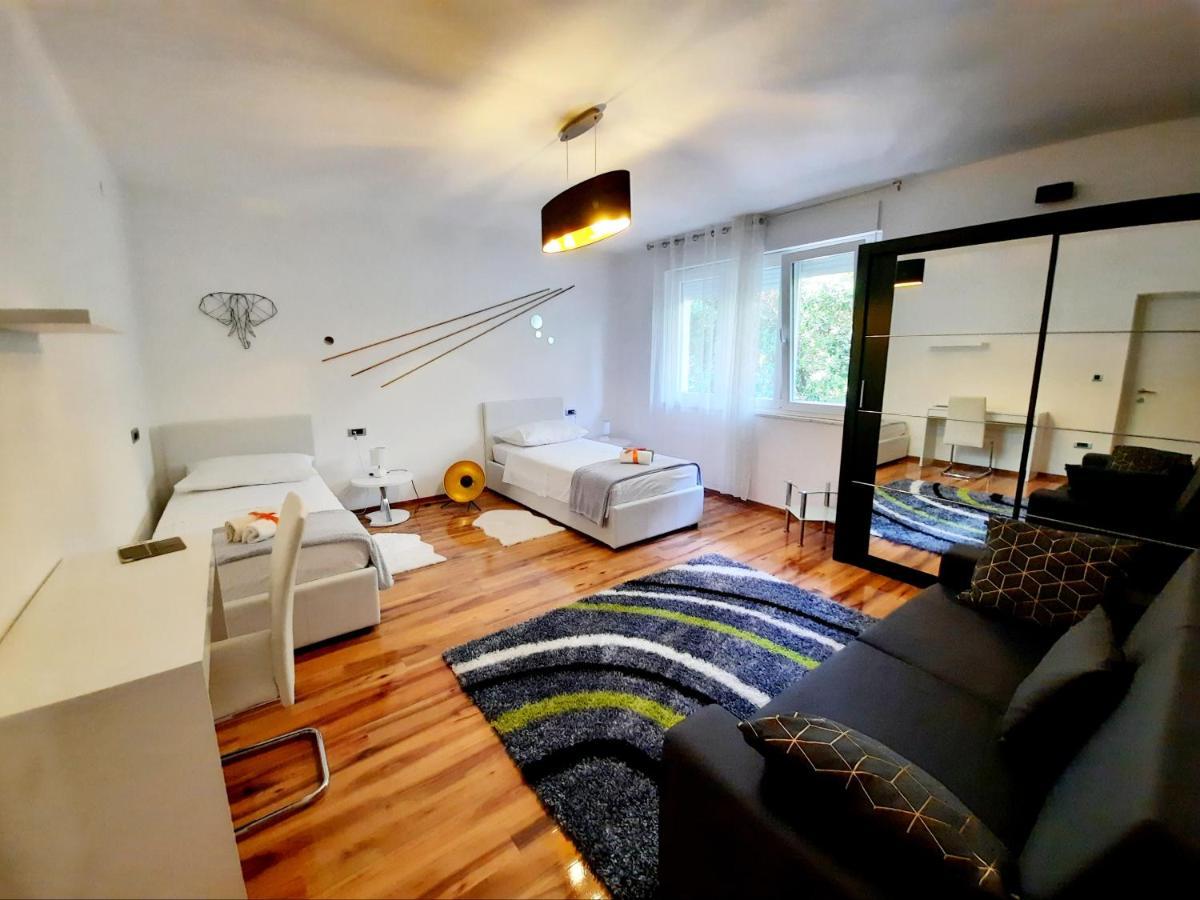 Split Symphony Veranda: Modern, New Apartment Экстерьер фото