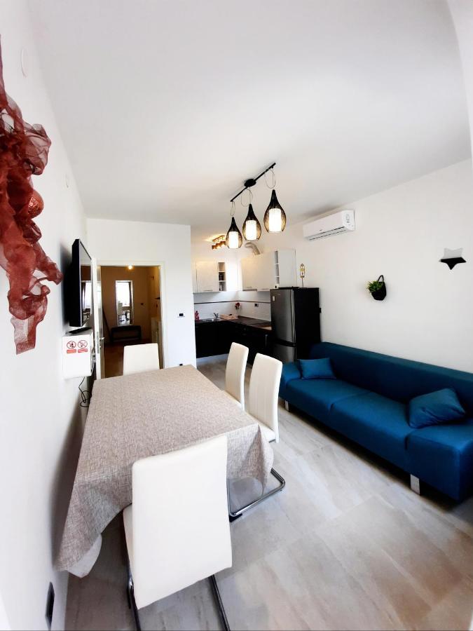 Split Symphony Veranda: Modern, New Apartment Экстерьер фото
