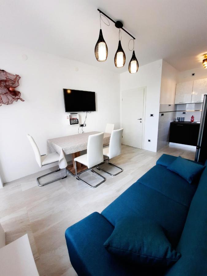 Split Symphony Veranda: Modern, New Apartment Экстерьер фото