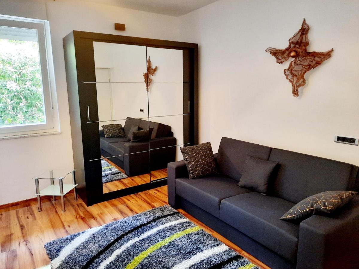 Split Symphony Veranda: Modern, New Apartment Экстерьер фото