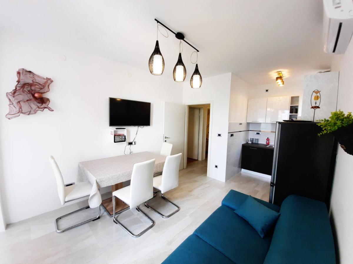 Split Symphony Veranda: Modern, New Apartment Экстерьер фото