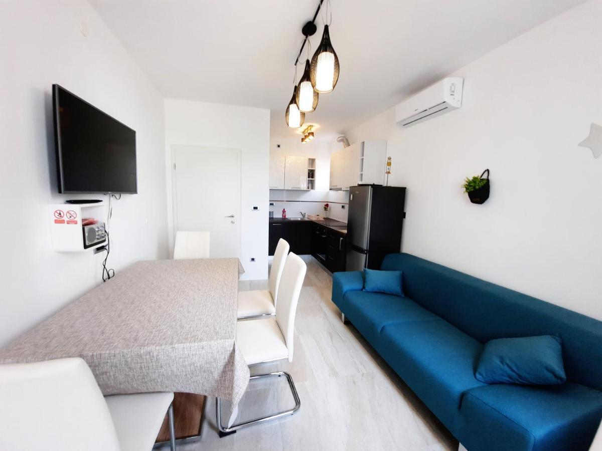 Split Symphony Veranda: Modern, New Apartment Экстерьер фото