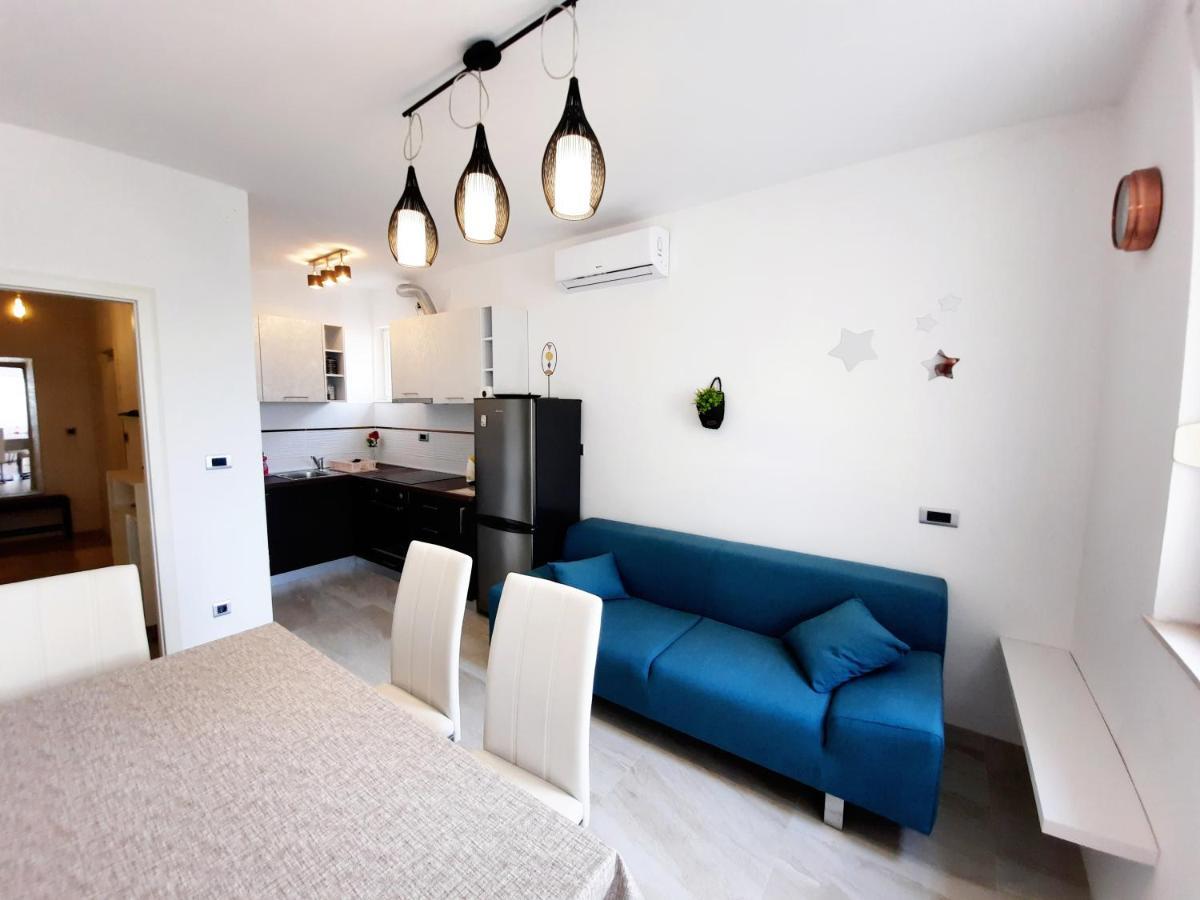 Split Symphony Veranda: Modern, New Apartment Экстерьер фото