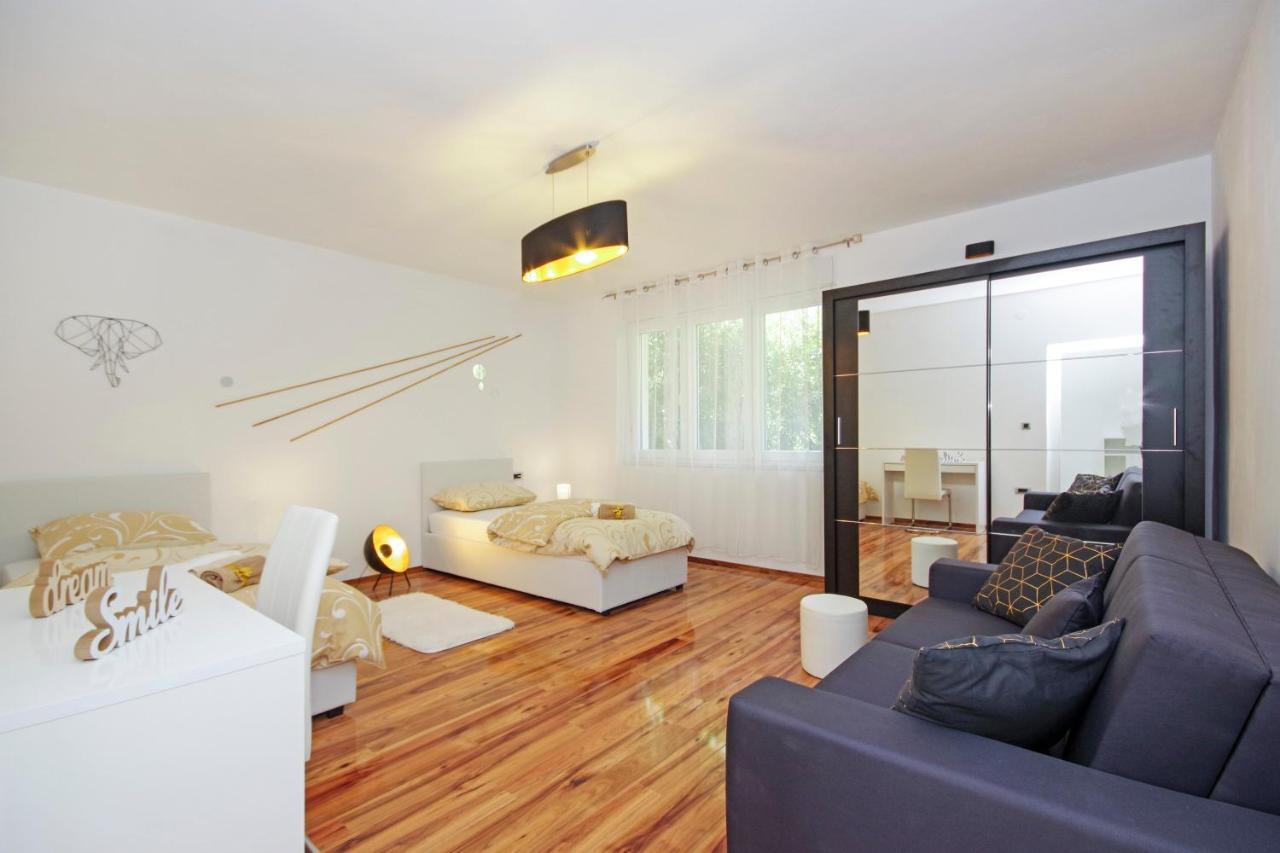 Split Symphony Veranda: Modern, New Apartment Экстерьер фото