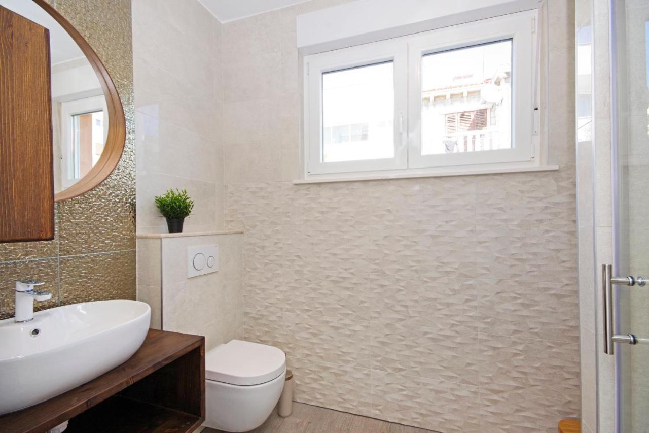 Split Symphony Veranda: Modern, New Apartment Экстерьер фото