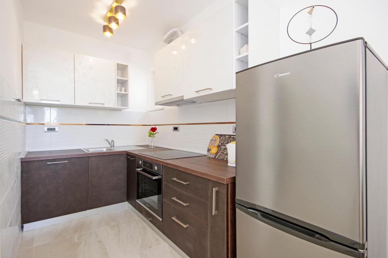 Split Symphony Veranda: Modern, New Apartment Экстерьер фото