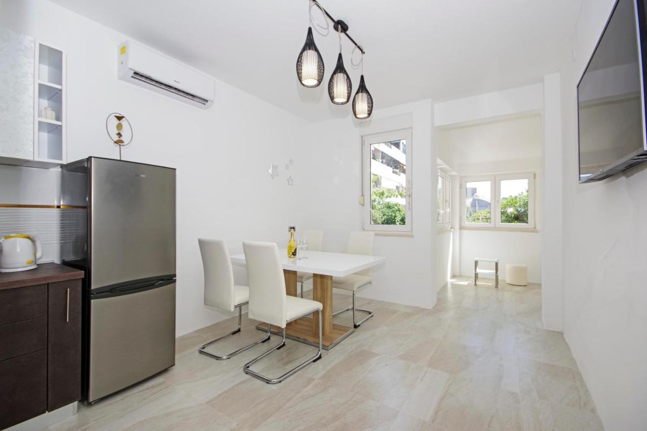 Split Symphony Veranda: Modern, New Apartment Экстерьер фото