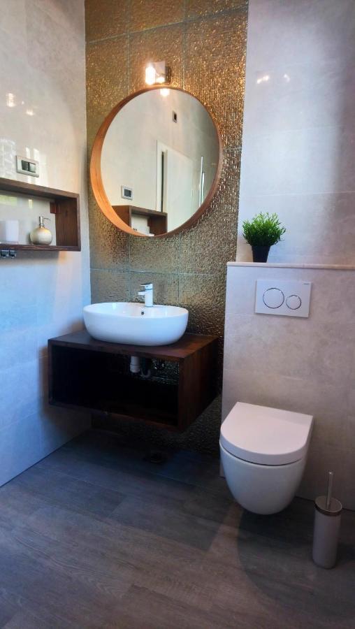 Split Symphony Veranda: Modern, New Apartment Экстерьер фото