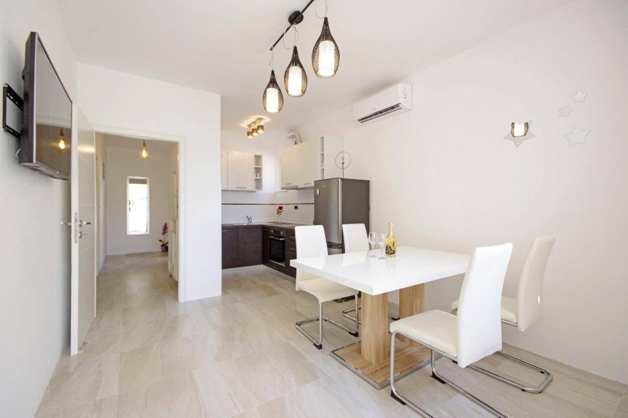 Split Symphony Veranda: Modern, New Apartment Экстерьер фото
