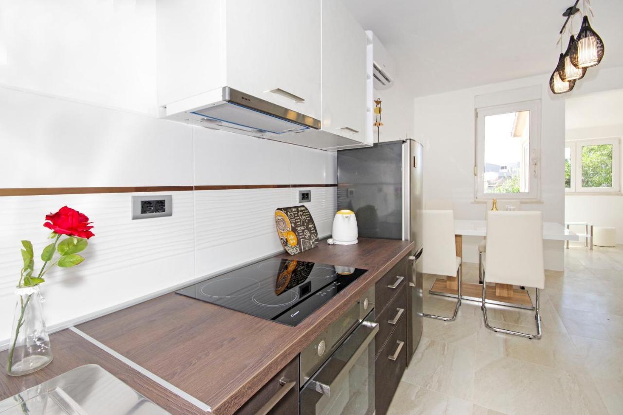 Split Symphony Veranda: Modern, New Apartment Экстерьер фото